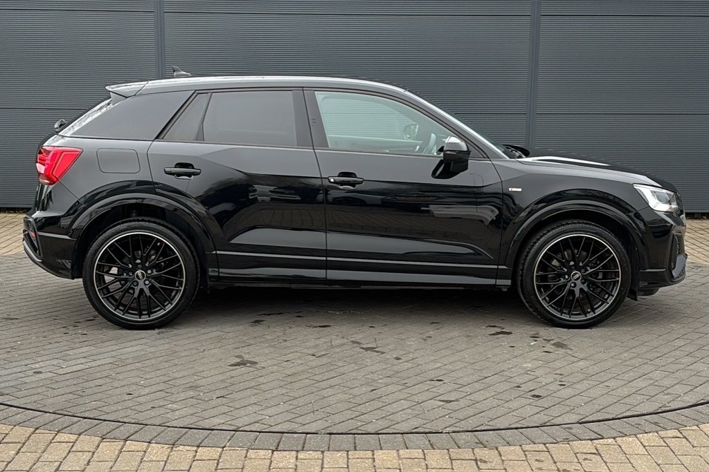 Audi Q2 35 Tfsi Black Edition S Tronic 150 Ps Black #4