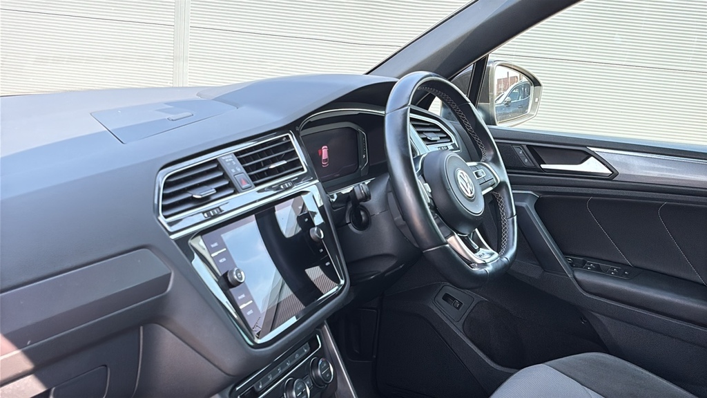 Volkswagen Tiguan 2.0 Tdi 150 R-line Tech Dsg 150 Ps Black #2