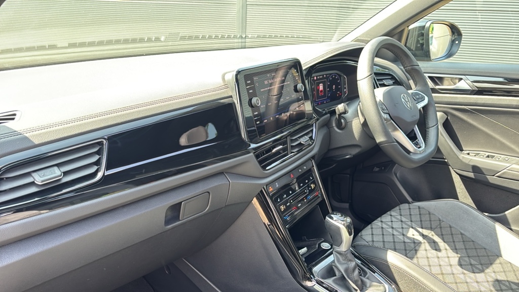 Volkswagen T-Roc 1.5 Tsi Black Edition Plus Dsg 150 Ps Black #2