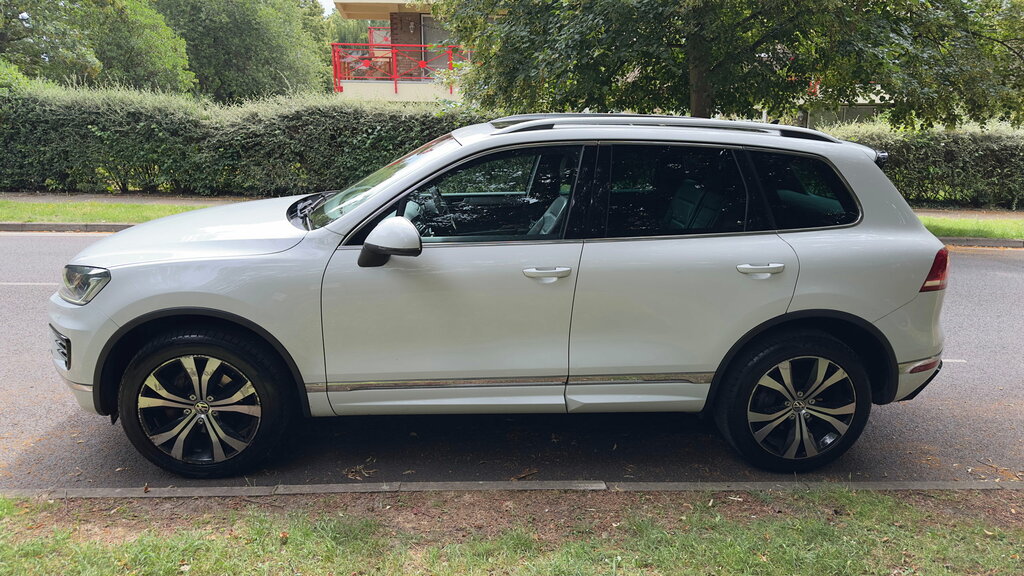 Volkswagen Touareg 3.0 Tdi V6 Bluemotion Tech R-line Suv T EO65KUG White #2