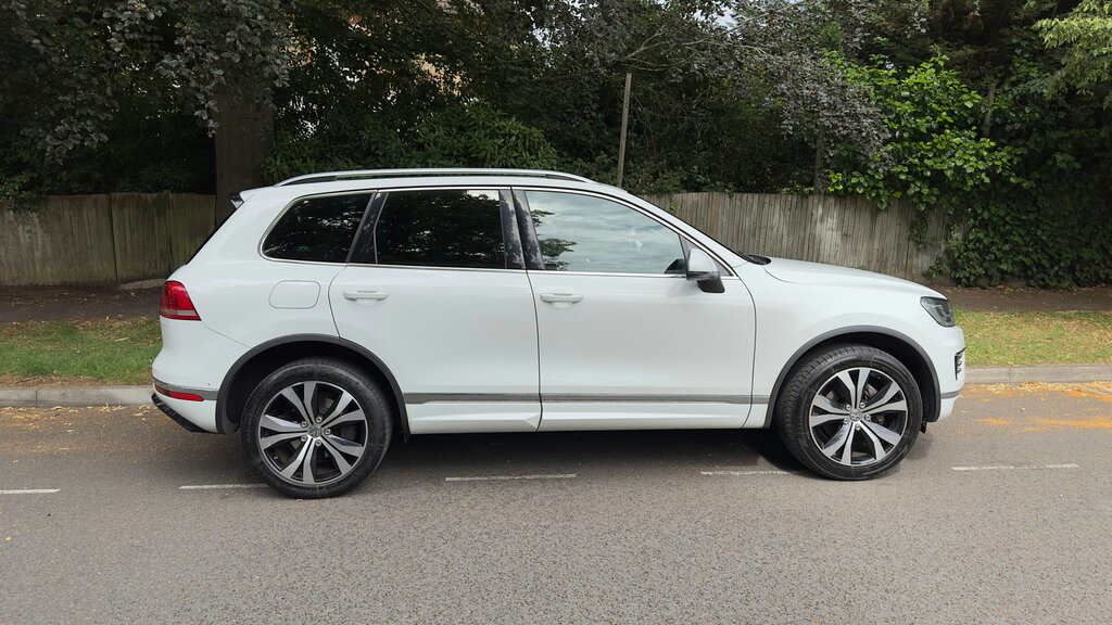 Volkswagen Touareg 3.0 Tdi V6 Bluemotion Tech R-line Suv T EO65KUG White #3