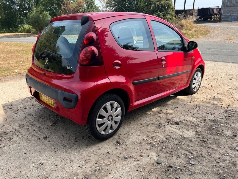 Peugeot 107 Active Red #5
