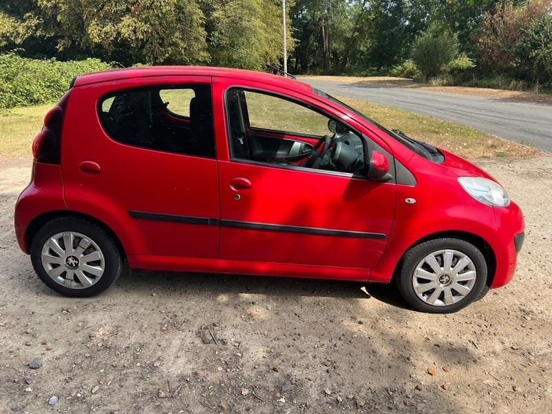 Peugeot 107 Active Red #4