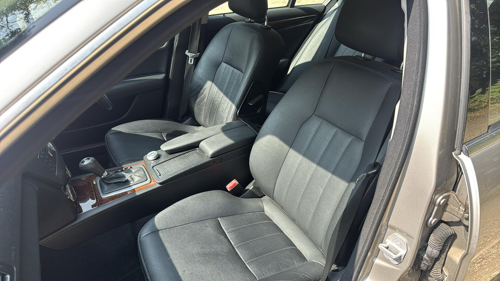 Mercedes-Benz C Class Saloon Silver #26