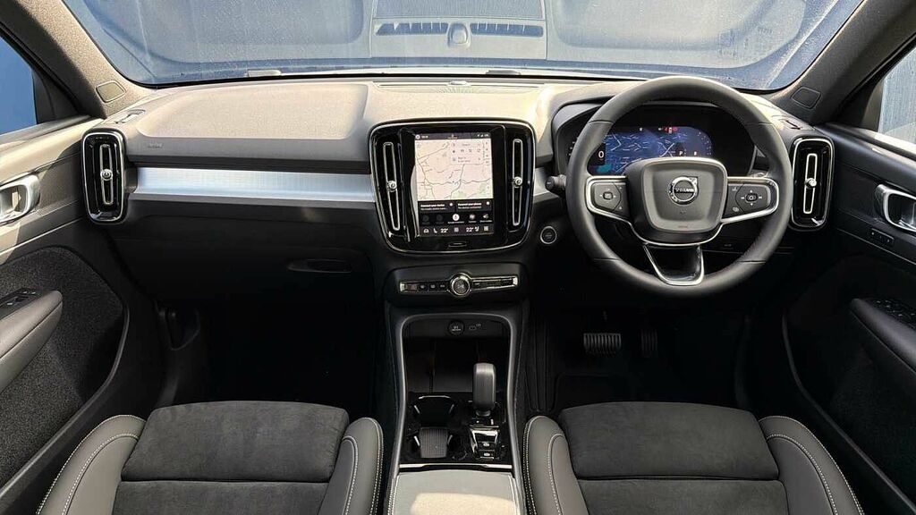 Volvo XC40 B3 163Bhp Plus Black Edition Mild Hybrid - Heat BN26VYG White #5