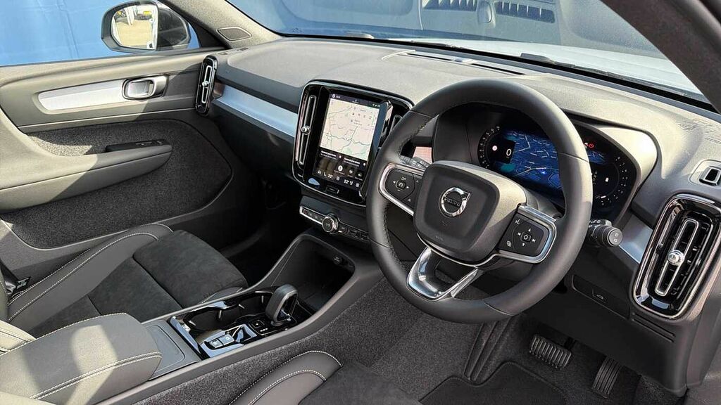 Volvo XC40 B3 163Bhp Plus Black Edition Mild Hybrid - Heat BN26VYG White #4