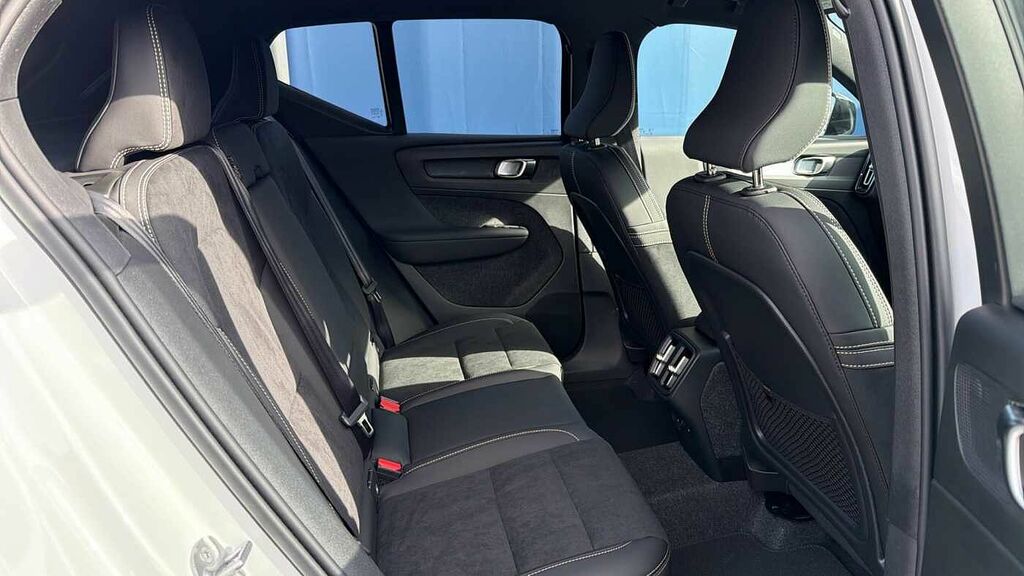 Volvo XC40 B3 163Bhp Plus Black Edition Mild Hybrid - Heat BN26VYG White #6