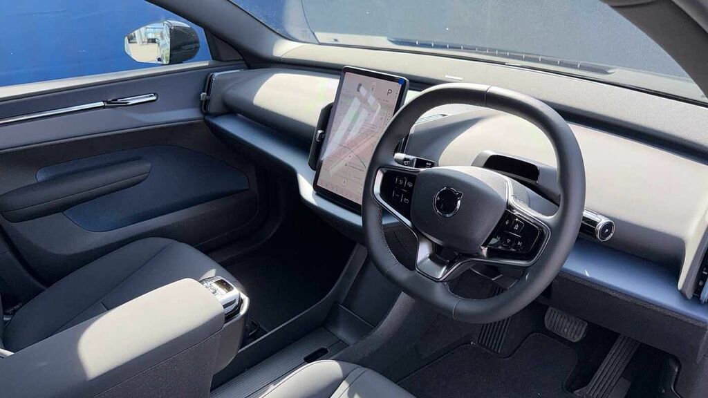 Volvo EX30 Black Edition Plus Single Motor Extended Range 26 Black #4