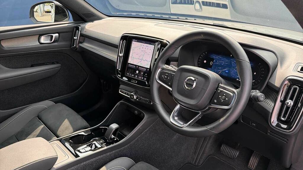 Volvo XC40 B4 194Bhp Plus Dark Mild Hybrid - Rear Parking RF25HBD Grey #4