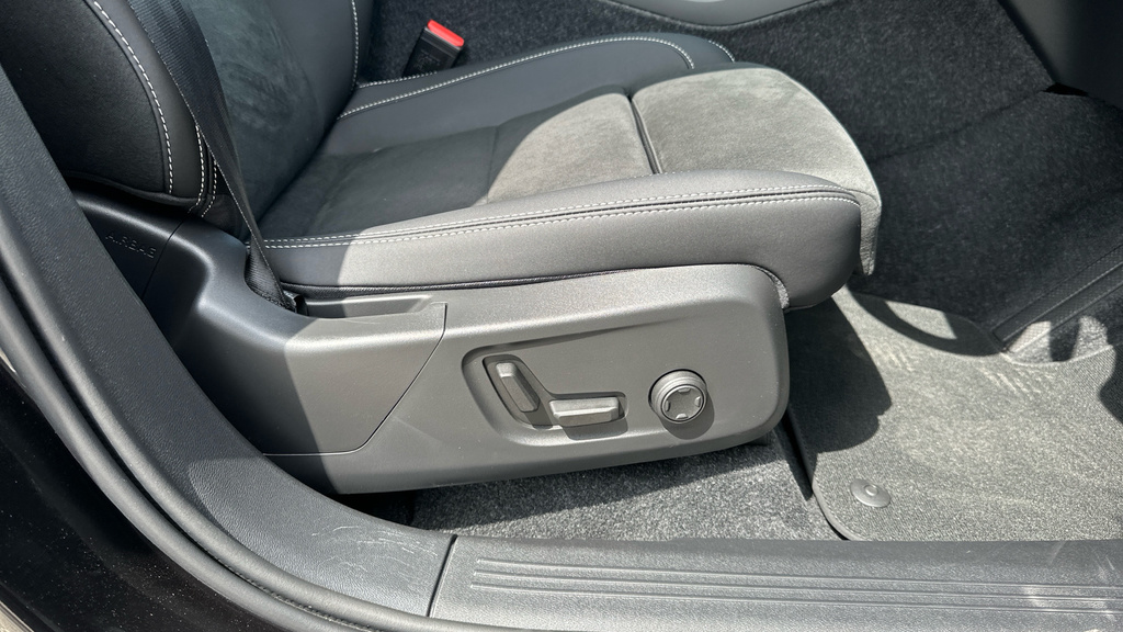 Volvo EX40 Black Edition Plus, Single Motor Extended Range, E Blue #28