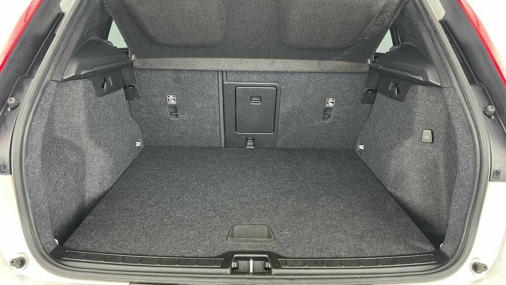 Volvo XC40 R-design, T3 White #5
