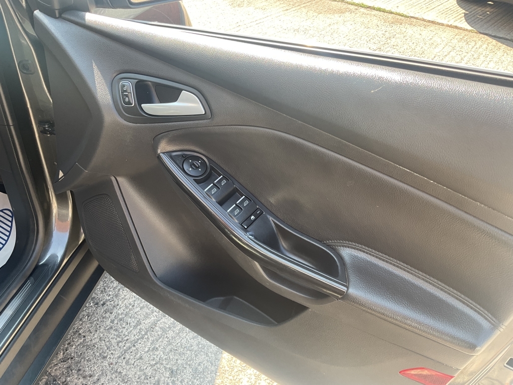 Ford Focus Focus Zetec Silver #18