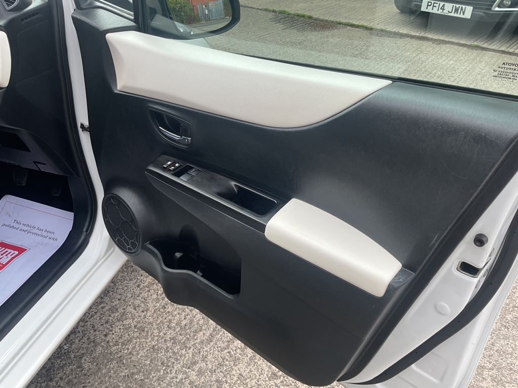 Toyota Yaris Hatchback White #18