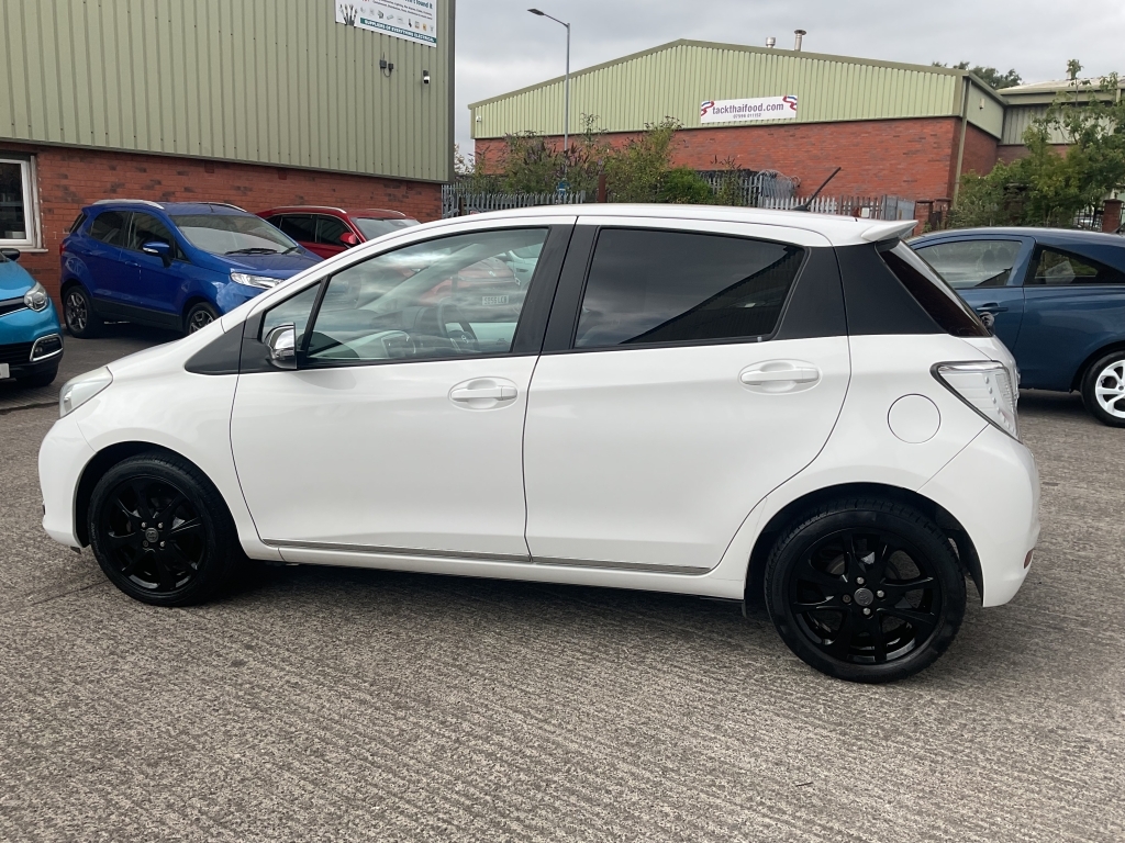 Toyota Yaris Hatchback 1.3 Vvt-i Trend White #4