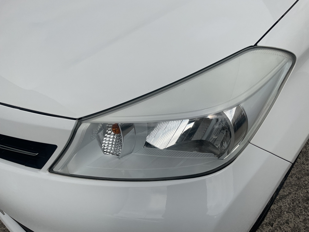 Toyota Yaris Hatchback White #28