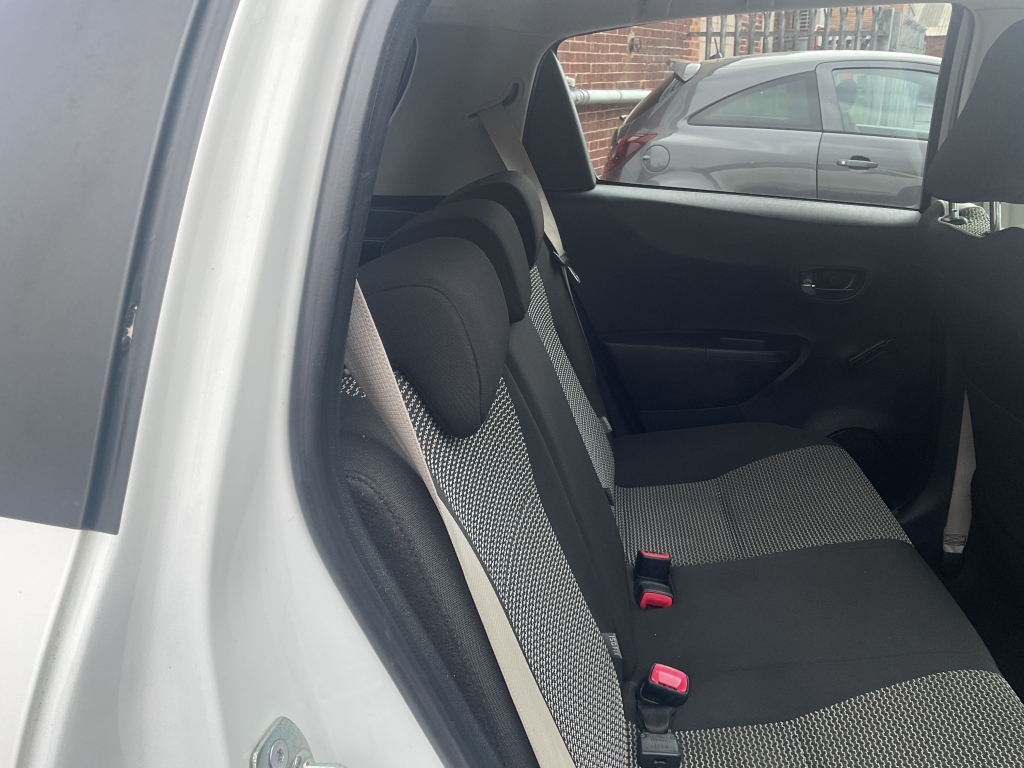 Toyota Yaris Hatchback White #19