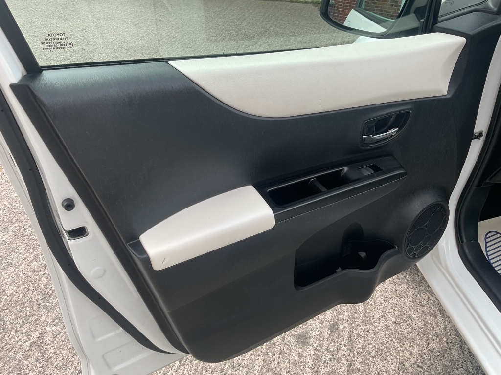 Toyota Yaris Hatchback White #27