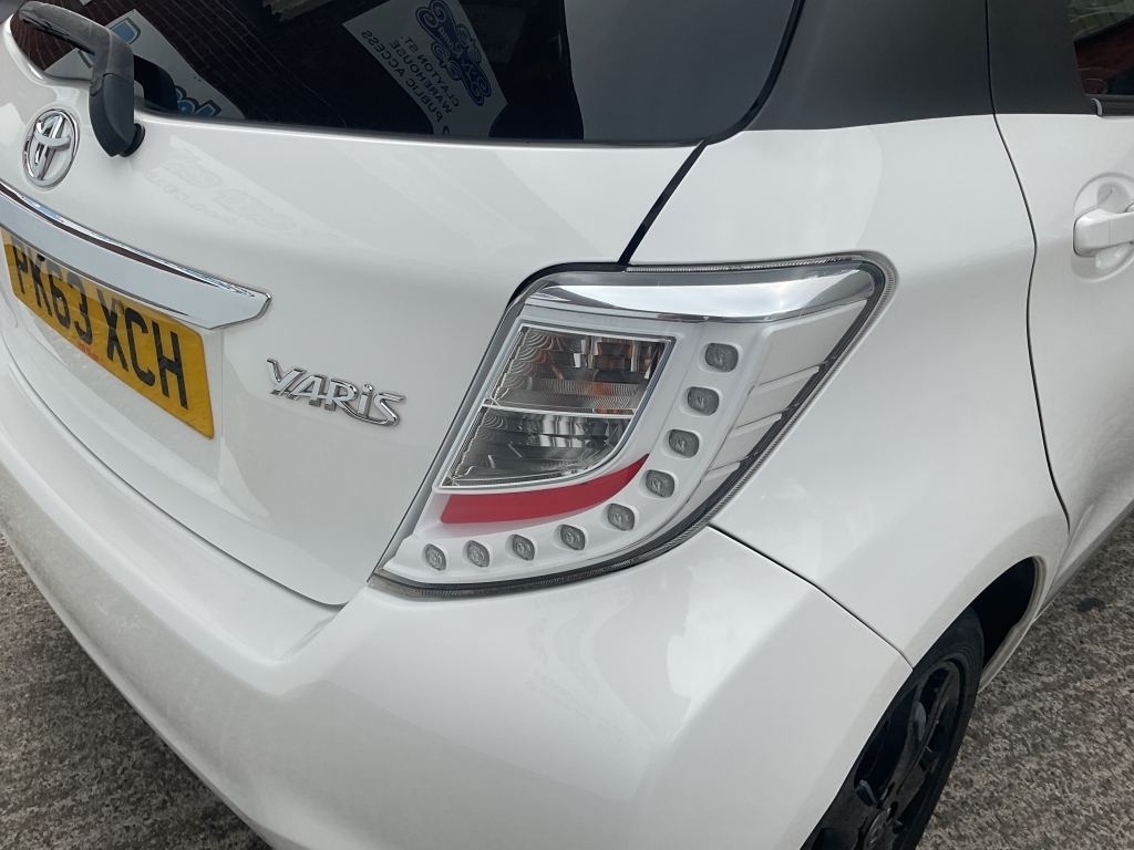Toyota Yaris Hatchback White #30