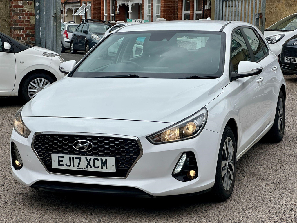 Hyundai I30 Hatchback White #3