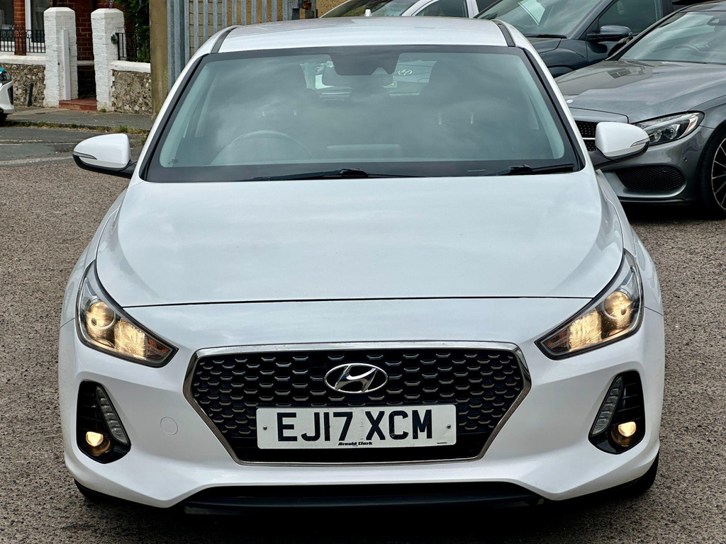 Hyundai I30 Hatchback White #2