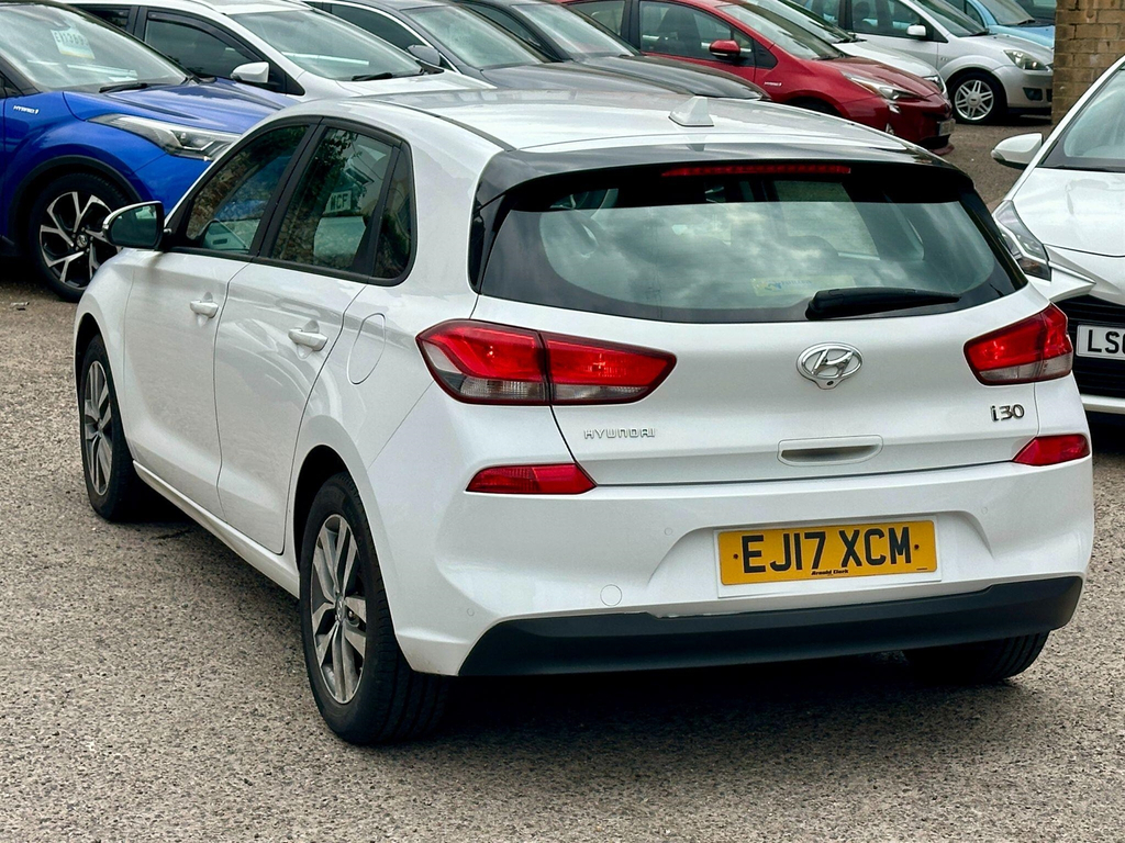 Hyundai I30 Hatchback White #4