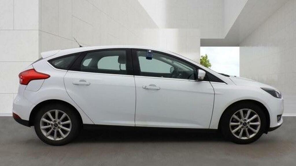 Ford Focus Hatchback 1.0T Ecoboost Titanium Euro 6 Ss BD18OXS White #2