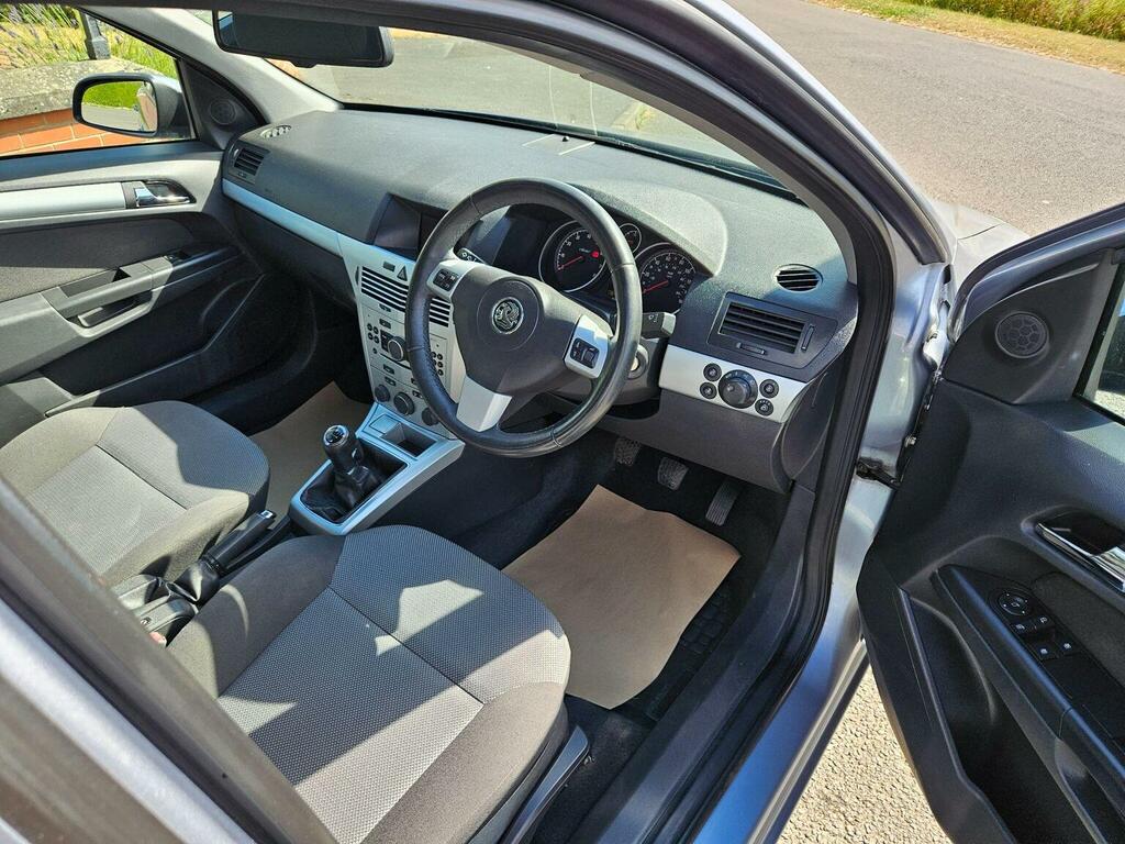 Vauxhall Astra Hatchback 1.6 Vvt 16V Active Plus 200909 Silver #2