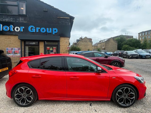 Ford Focus Hatchback Red #6