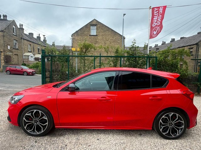 Ford Focus Hatchback Red #4