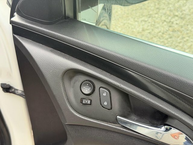Vauxhall Insignia 1.8 Sri 138 Bhp Silver #18