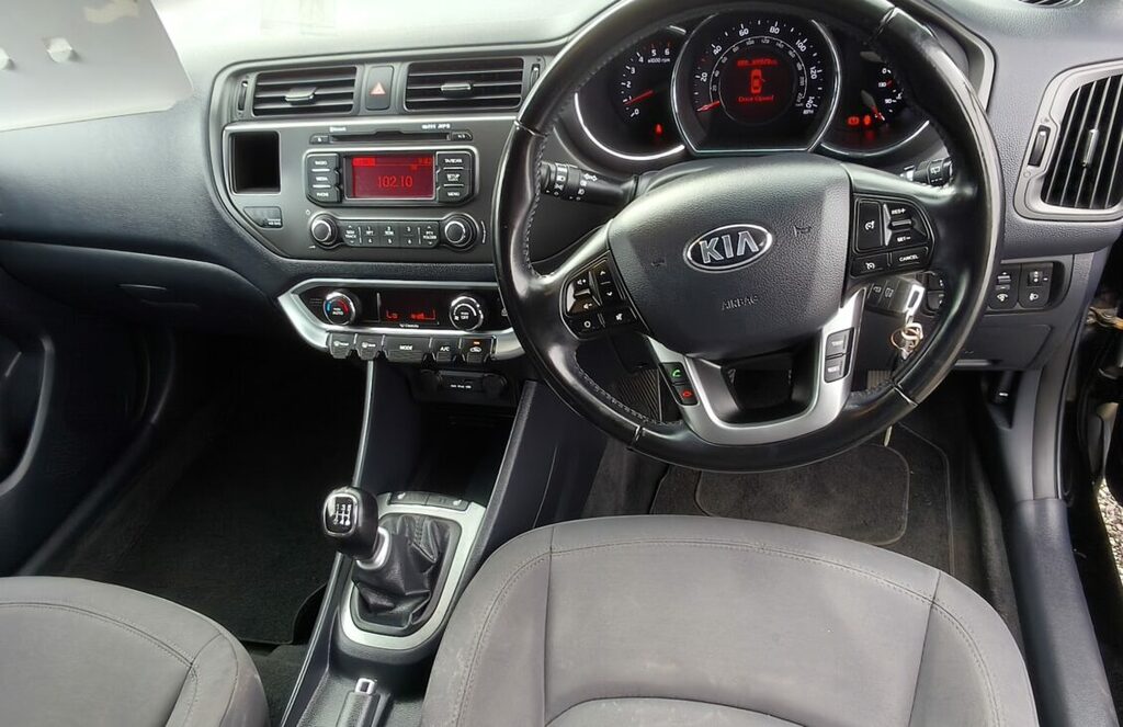 Kia RIO Hatchback Black #2