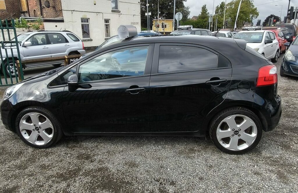 Kia RIO Hatchback Black #4