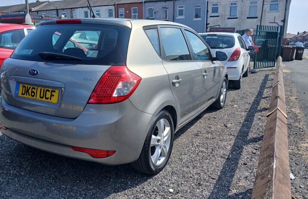 Kia Ceed 2 5-Door Silver #9