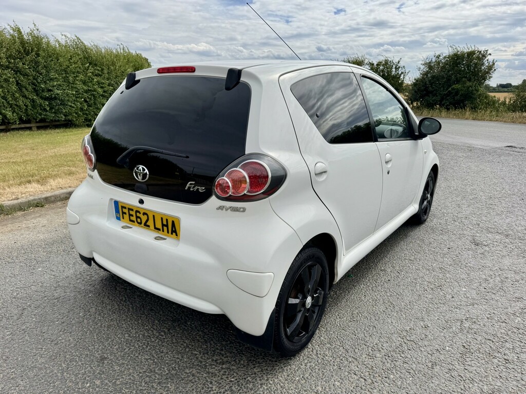 Toyota Aygo 1.0 Vvt-i Fire FE62LHA White #2