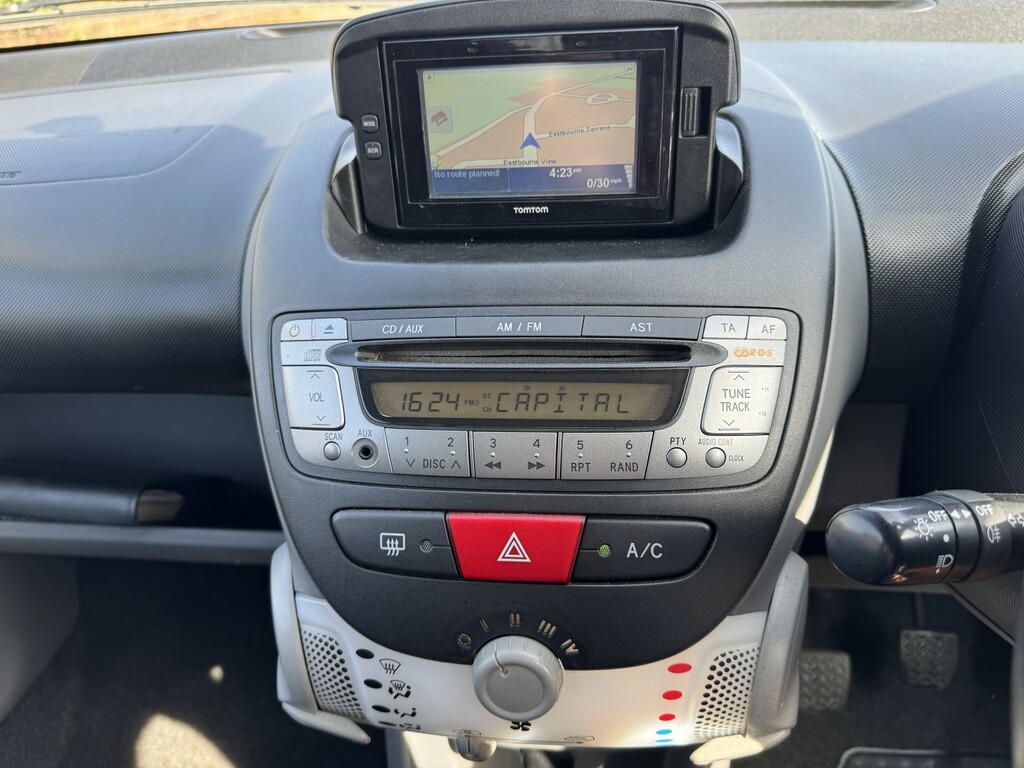 Toyota Aygo Fire White #9