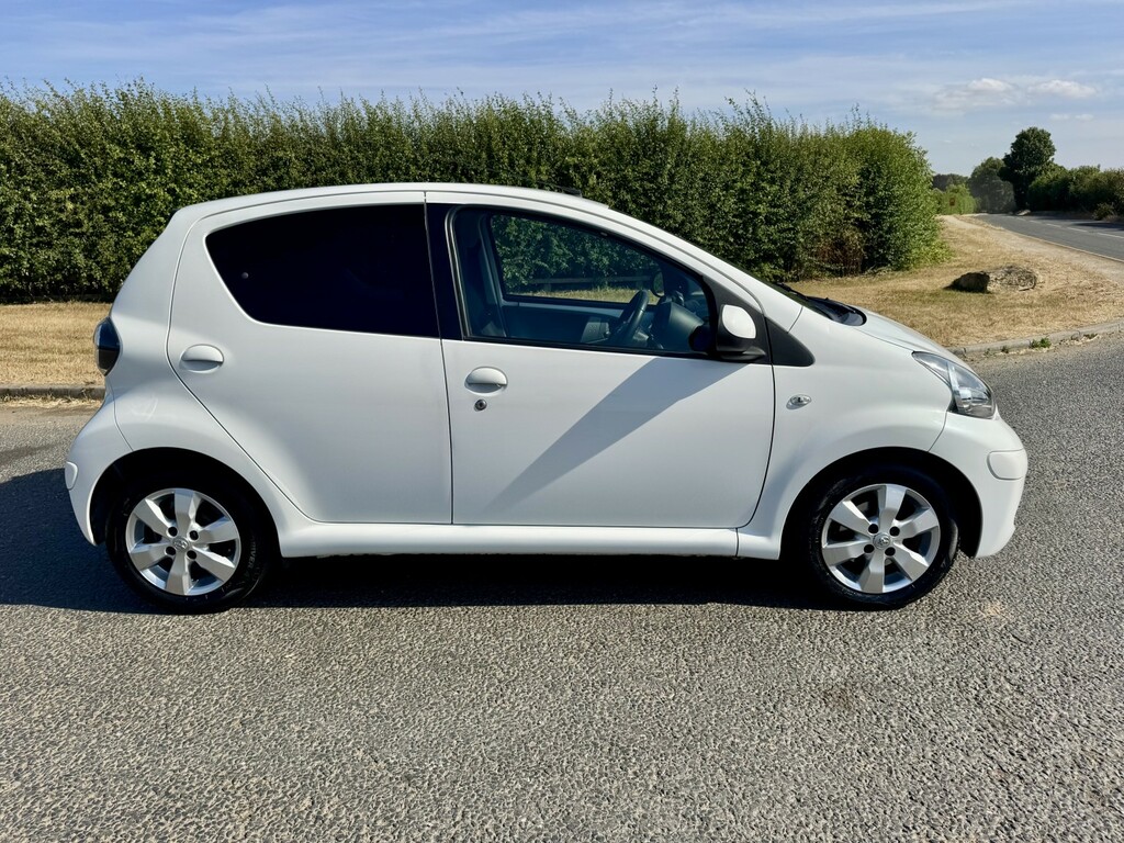 Toyota Aygo Fire White #14