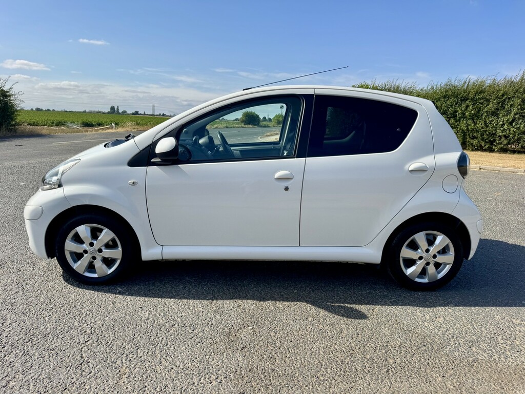 Toyota Aygo Fire White #13