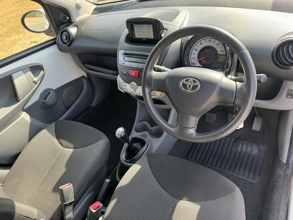 Toyota Aygo Fire White #8
