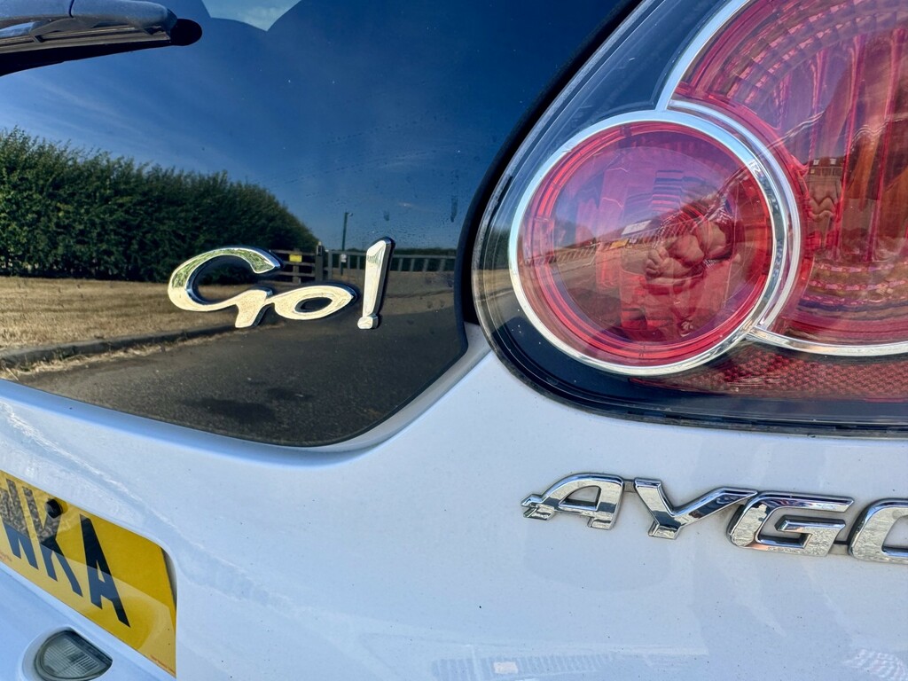 Toyota Aygo Fire White #19