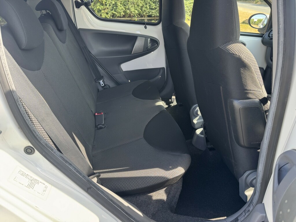 Toyota Aygo Fire White #10