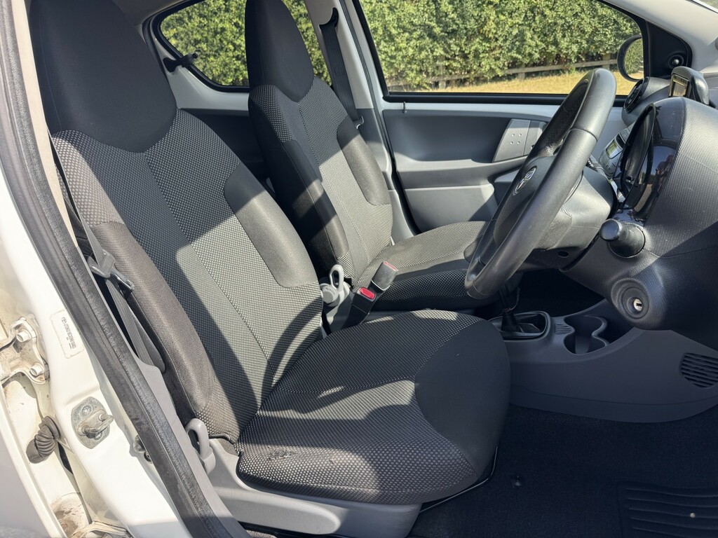 Toyota Aygo Fire White #7