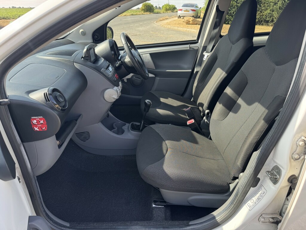 Toyota Aygo Fire White #20