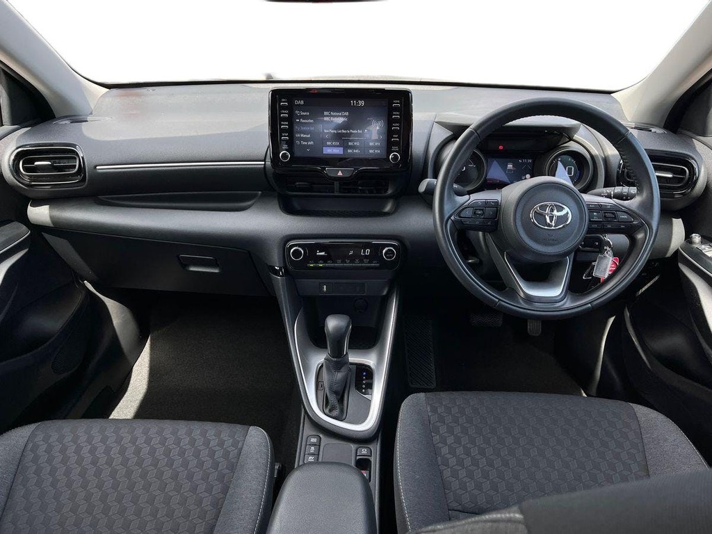 Toyota Yaris 1.5 Vvt H Design Hatchback Hybrid E Cvt FP73KKJ White #6