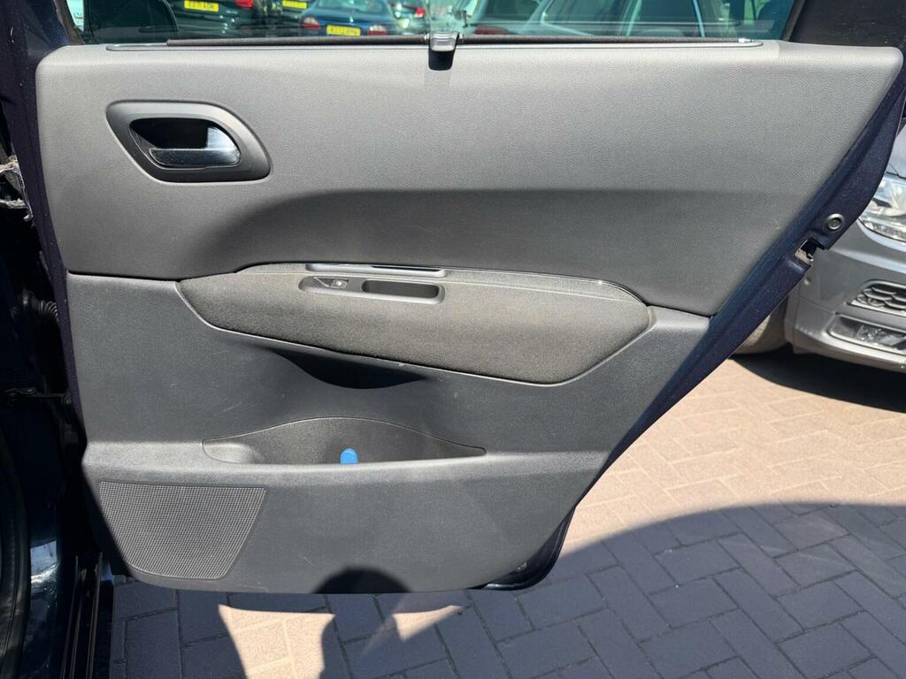 Peugeot 5008 Active White #30
