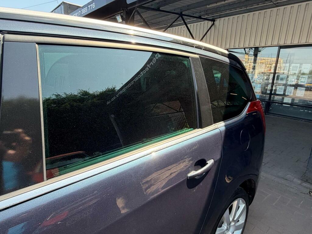 Peugeot 5008 Active White #42