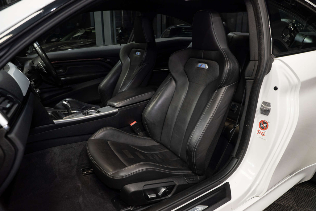 BMW M4 Semi-auto Coupe YF16VNW White #3