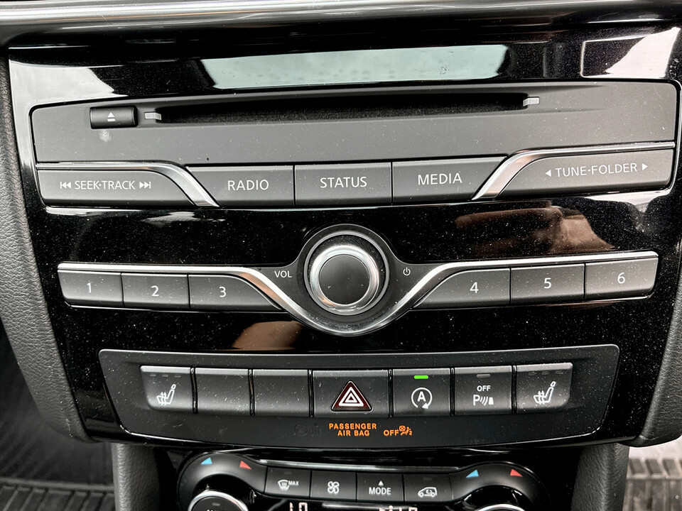 Infiniti Q30 Luxe Tech D Grey #35