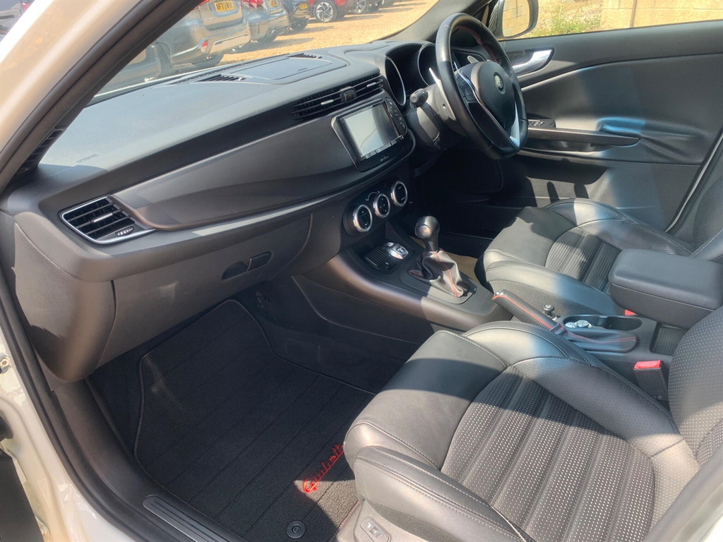 Alfa Romeo Giulietta Hatchback Black #15