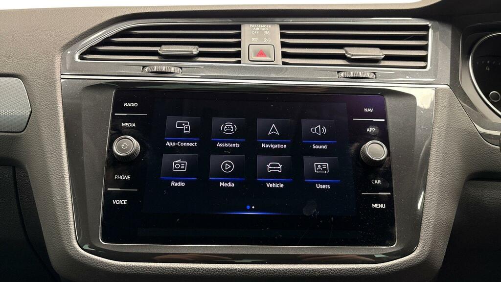 Volkswagen Tiguan Active Black #8