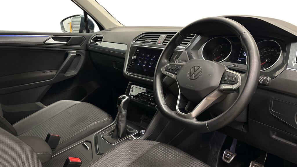 Volkswagen Tiguan Active Black #6